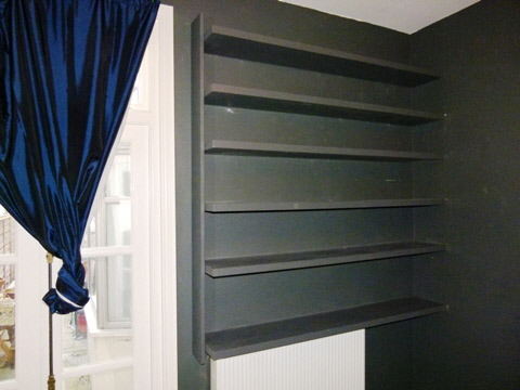 fancy-design-coloured-shelves